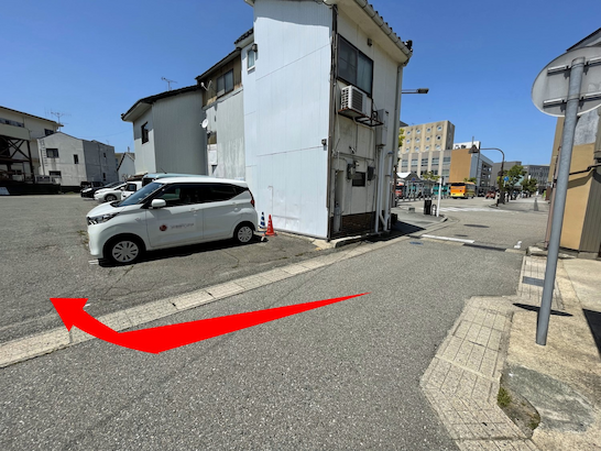 七尾駅前 月極駐車場の入口付近の風景